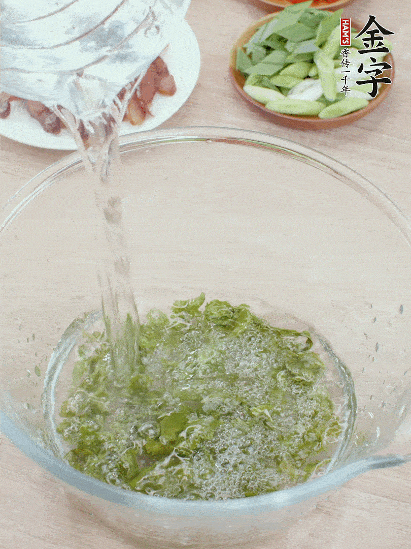 萵筍干溫水泡2小時(shí)，青紅辣椒切圈，姜切片，青蒜斜切段。