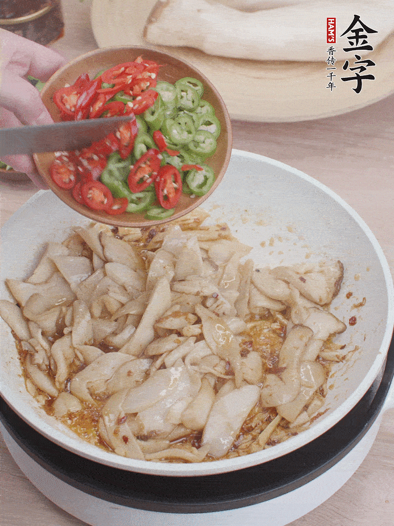 下杏鮑菇、青紅辣椒炒出香味。