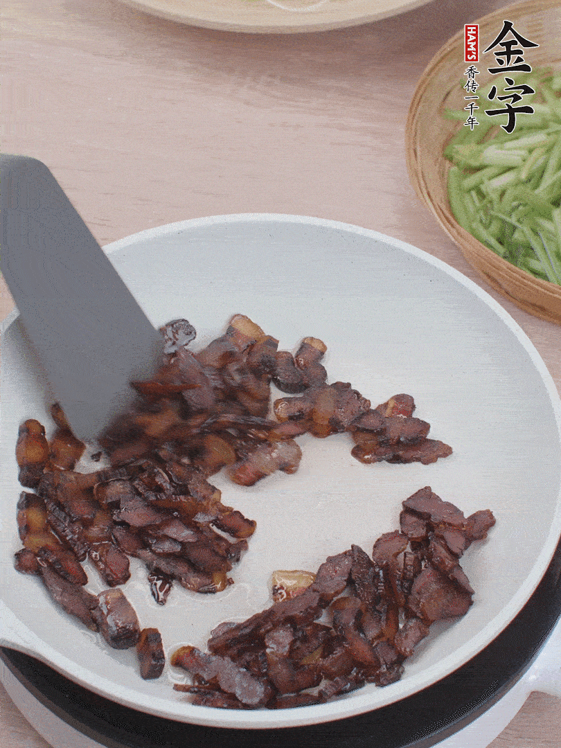 起鍋熱油，煸香醬油肉。