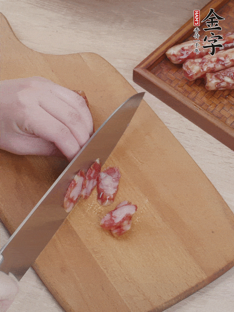 金字香腸斜切片，芹菜切段，小洋蔥切絲，綠菜椒切小塊。