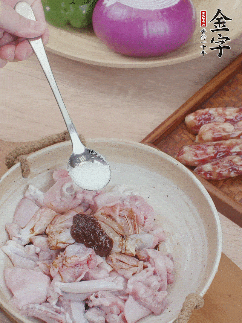 牛蛙塊加1勺柱候醬、1勺生抽、1/3勺白砂糖腌漬20分鐘。