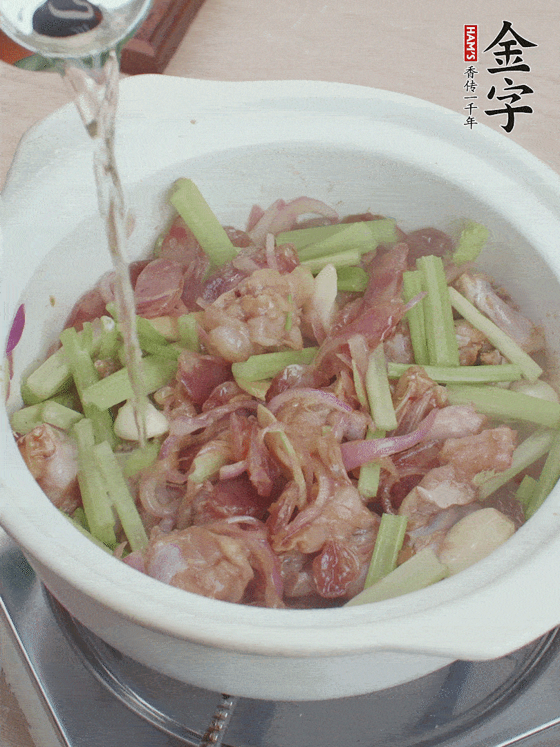 牛蛙變色后，淋點(diǎn)啤酒，加蓋后調(diào)小火燜10分鐘。