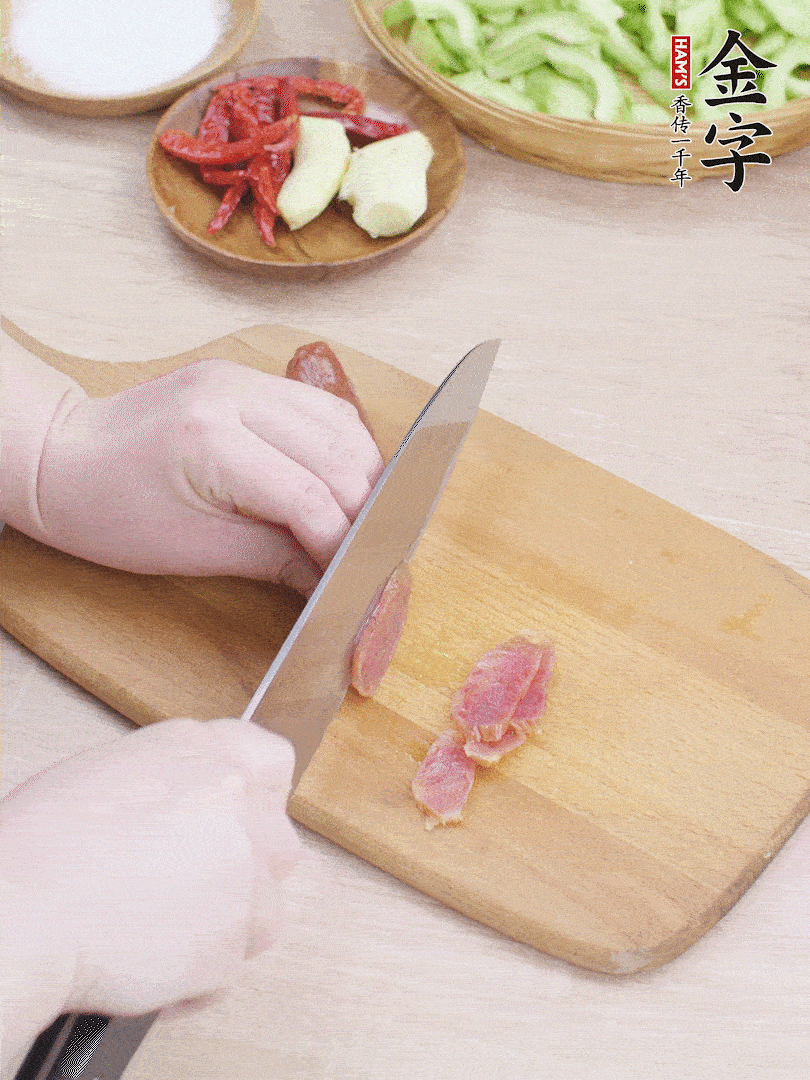 金字土香腸水煮10分鐘，切薄片。