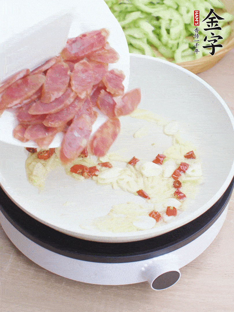 油5成熱時，姜、蒜、辣椒爆香。