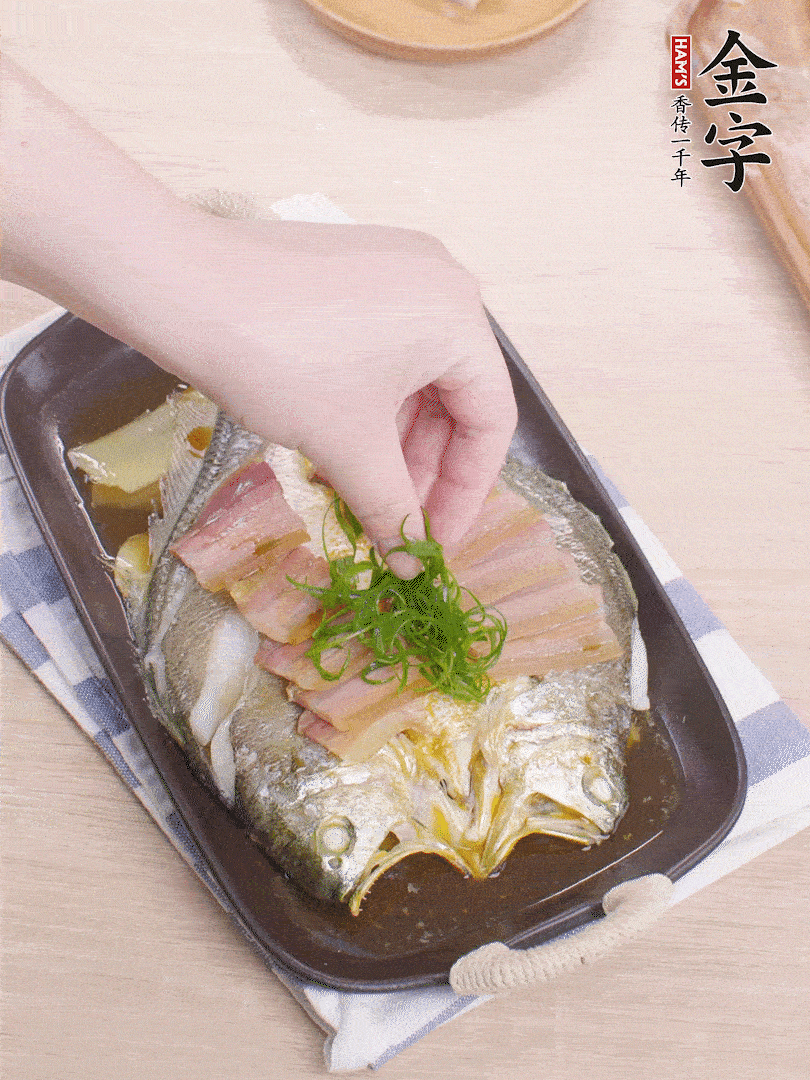 取出姜蔥，淋2勺蒸魚豉油，擺蔥絲。