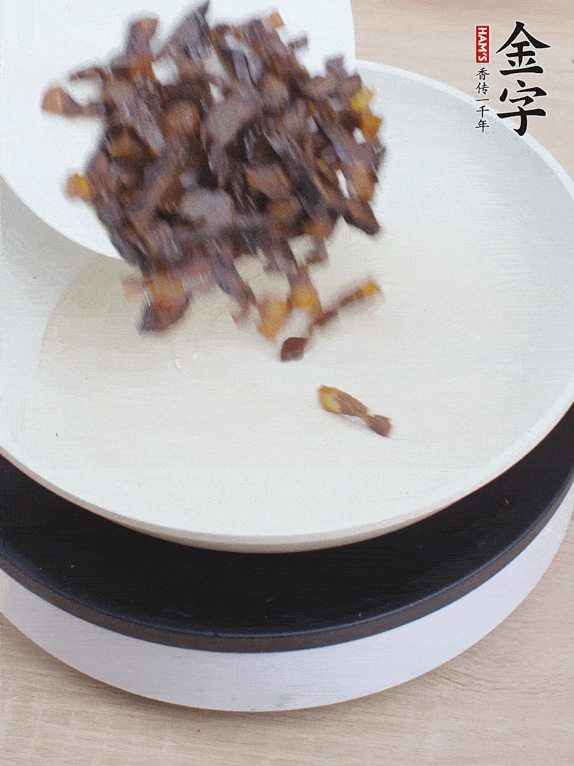 油熱倒醬油肉，編出香味。