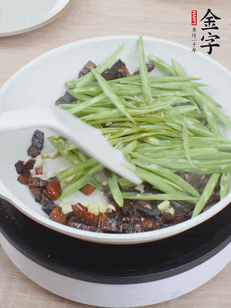 下豆角，生抽、雞精調味，炒到斷生。