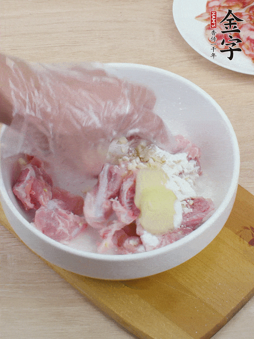 洗凈的小排，加鹽、姜、蒜末、淀粉、胡椒粉抓勻，腌制15分鐘。