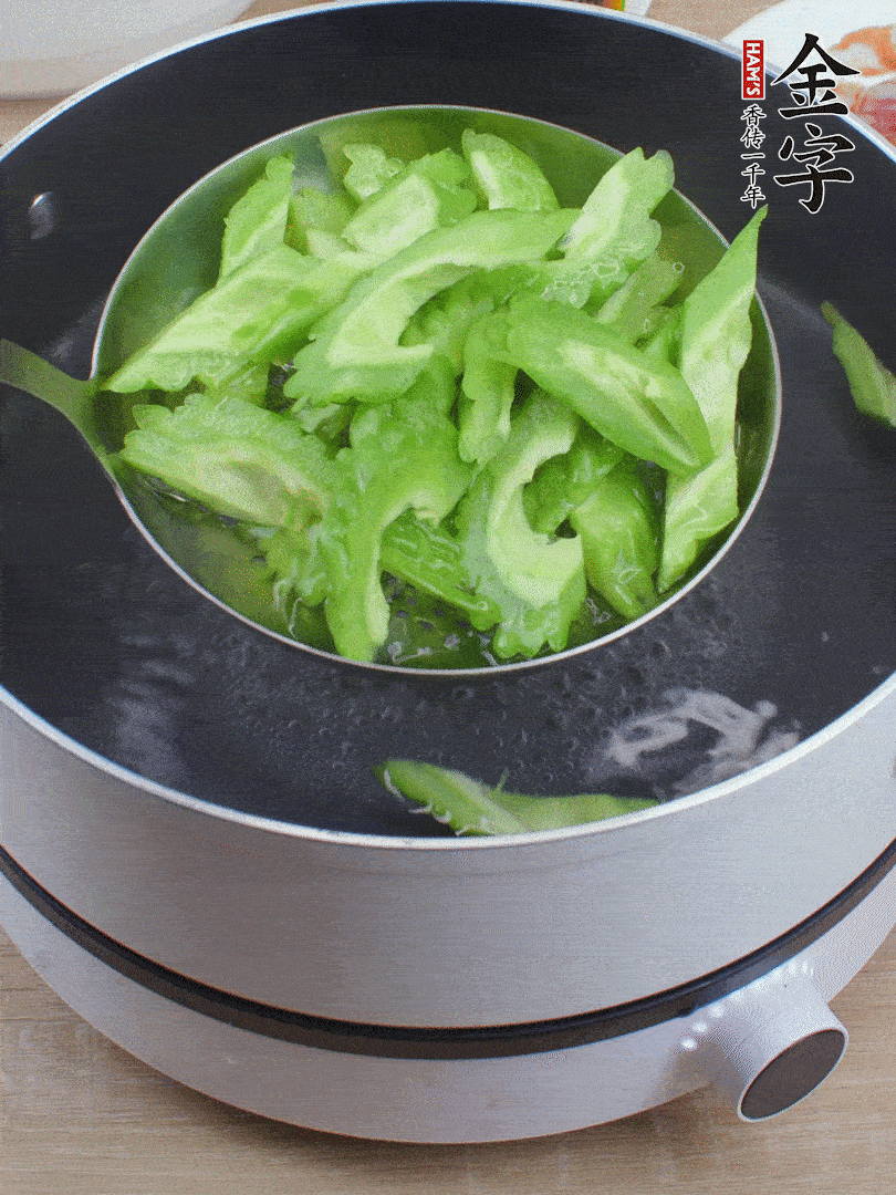 苦瓜去瓤切小塊，開水中加鹽汆燙30秒。