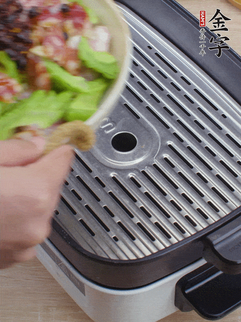 小排、苦瓜、香腸依次碼入，撒上豆豉蒸25分鐘。