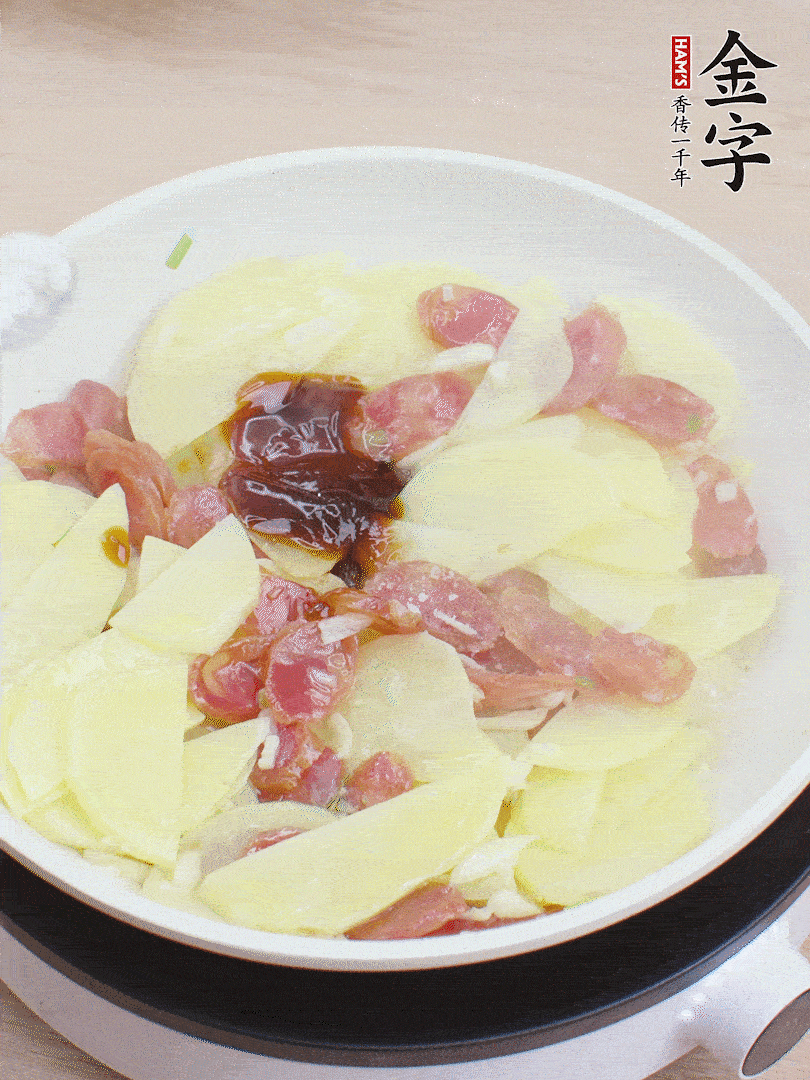 下土豆片，1勺生抽、1勺蠔油、1/3勺鹽、1/3勺糖炒至入味。