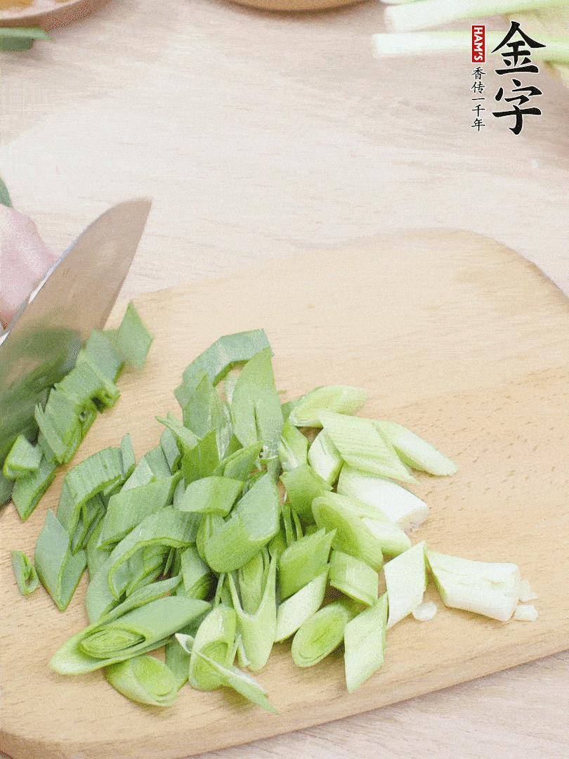 青蒜切段。（蒜白可以拍一下，再斜著切）