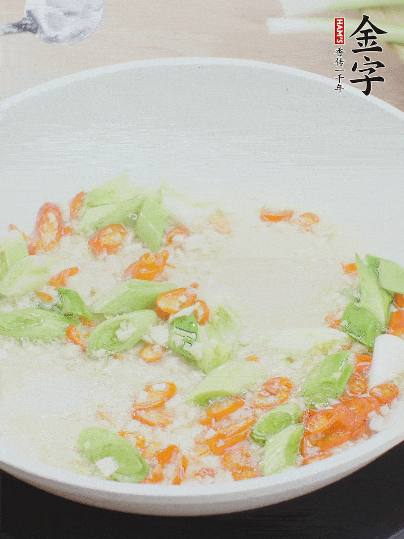 油5成熱時(shí)，下蒜末、辣椒、蒜白煸炒。