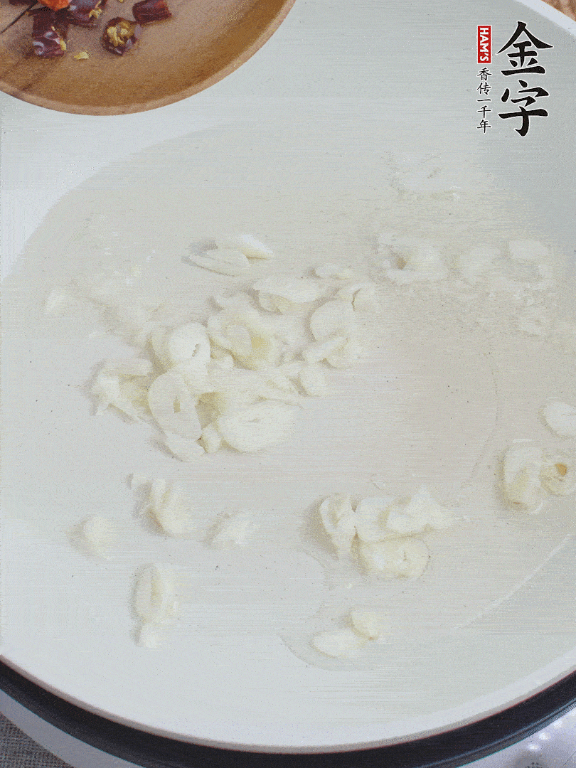 藕去皮，切成1cm見方的丁，放入清水浸泡。美人椒切圈。蒜切成末。