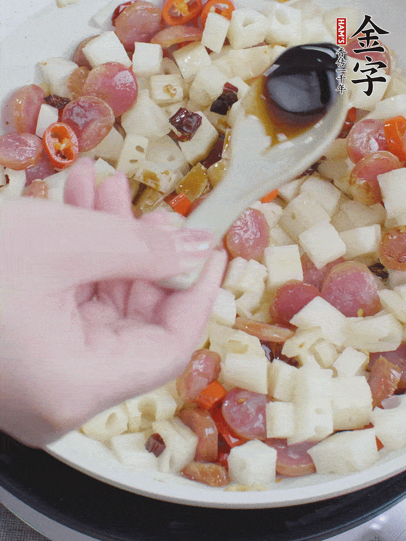 下藕丁，加生抽、香醋、白糖、鹽翻炒均勻。