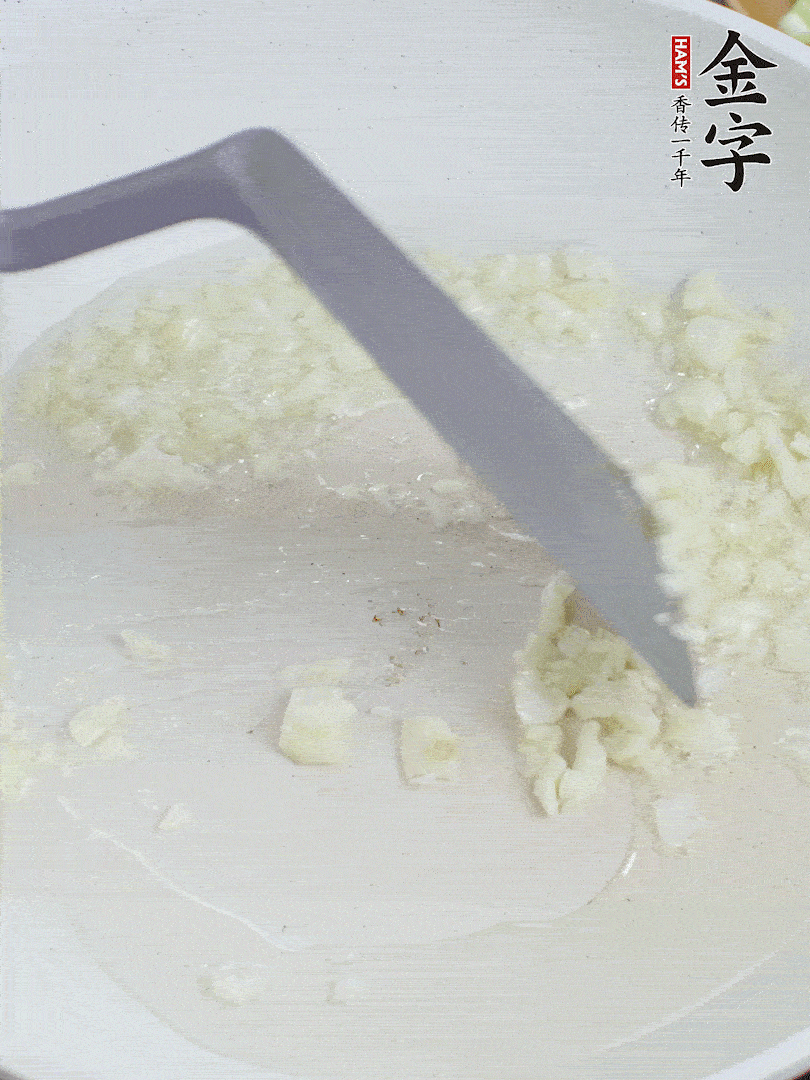 冷鍋熱油，下大蒜煎至兩面微黃。