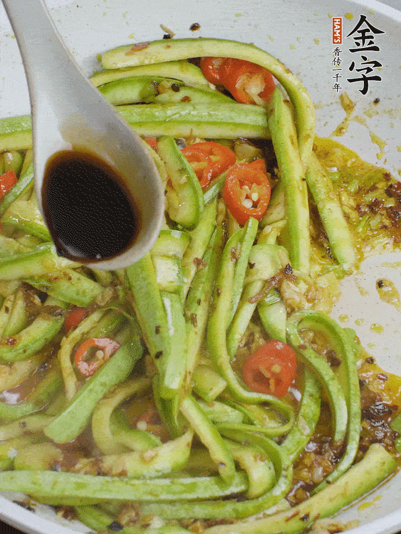 下西葫蘆，加1勺生抽、半勺蠔油、辣椒圈翻炒至斷生。