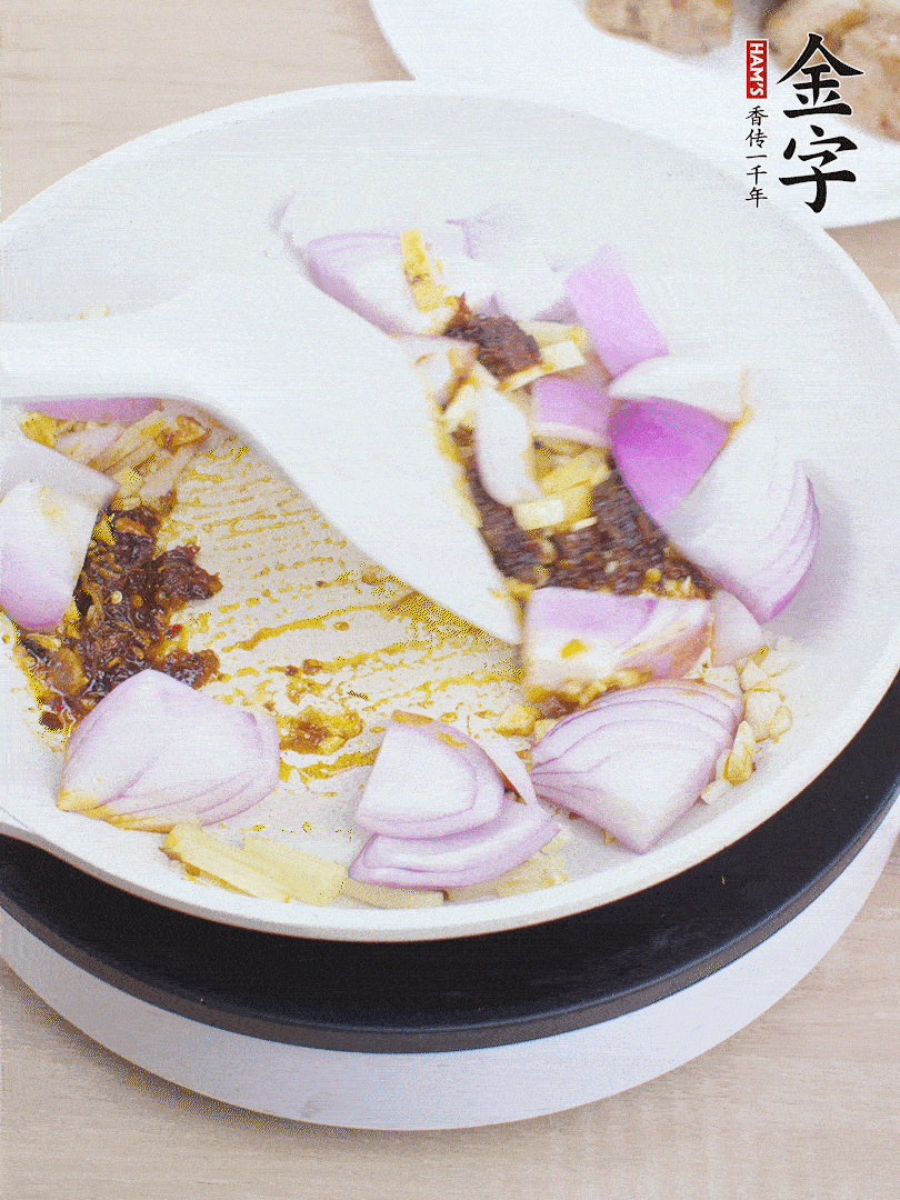 另起一鍋，姜、蒜末、1勺金字火腿大師醬、洋蔥塊炒香。