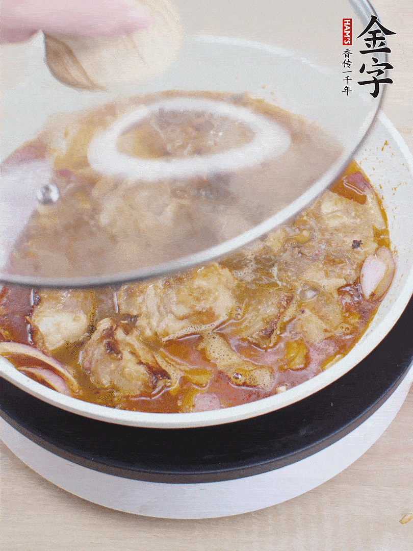 下小排翻炒，加1勺生抽、1點(diǎn)白砂糖和少許水燜2分鐘。