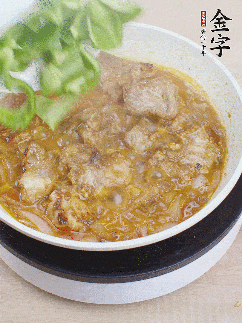 下青椒，翻炒炒至湯汁收干。