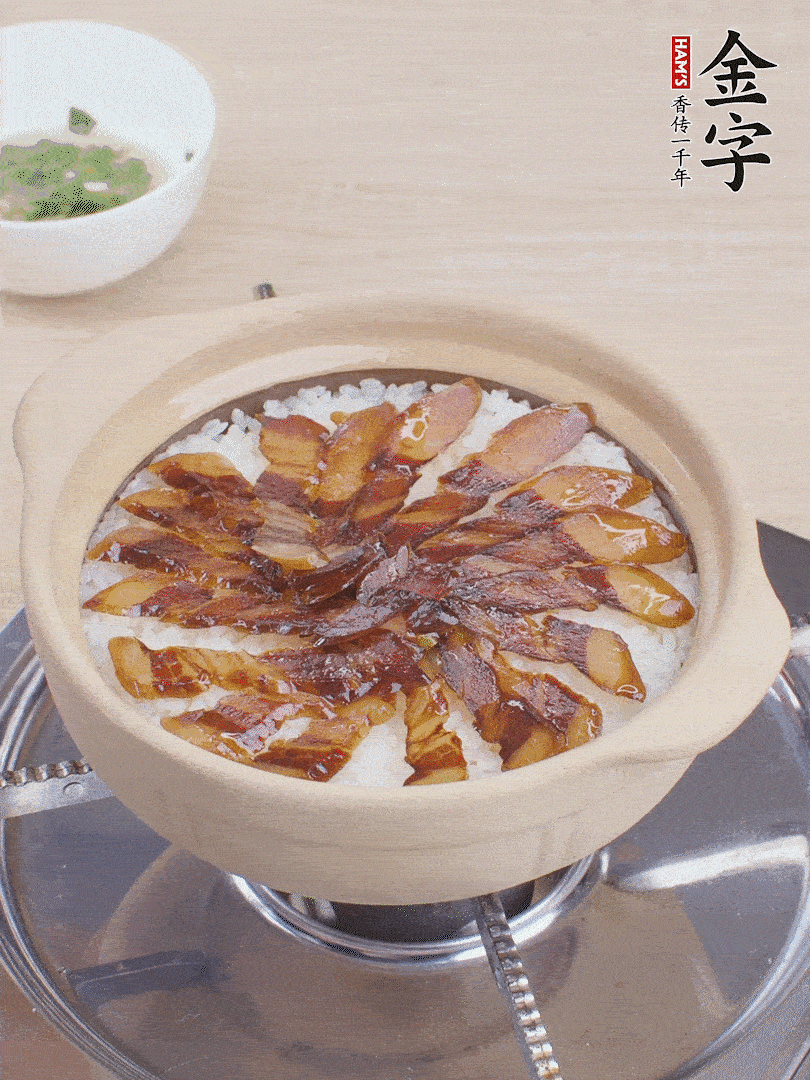 快收水時，鋪醬油肉，鍋邊淋點油，轉動砂鍋，燜煮2分鐘。