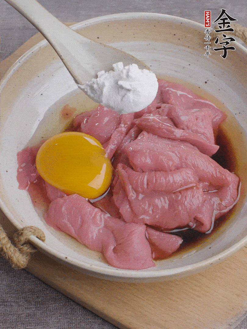 牛肉切片，雞蛋1個(gè)、水2勺、料酒1/2勺、生抽1/2勺、生粉1勺腌15分鐘。