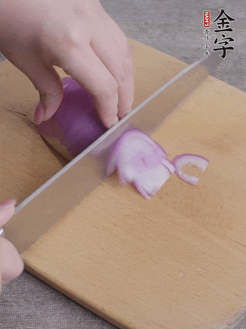 洋蔥切絲、蔥切段。