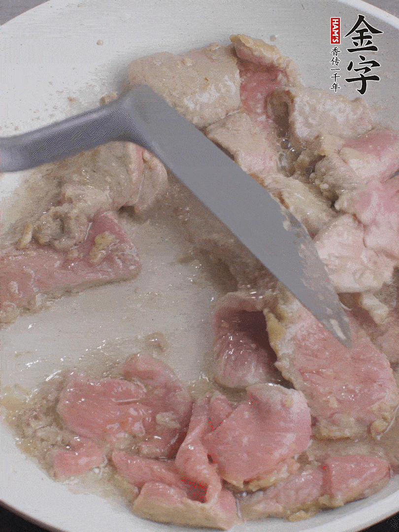 鍋中少油，下牛肉炒至變色。（盛出來）