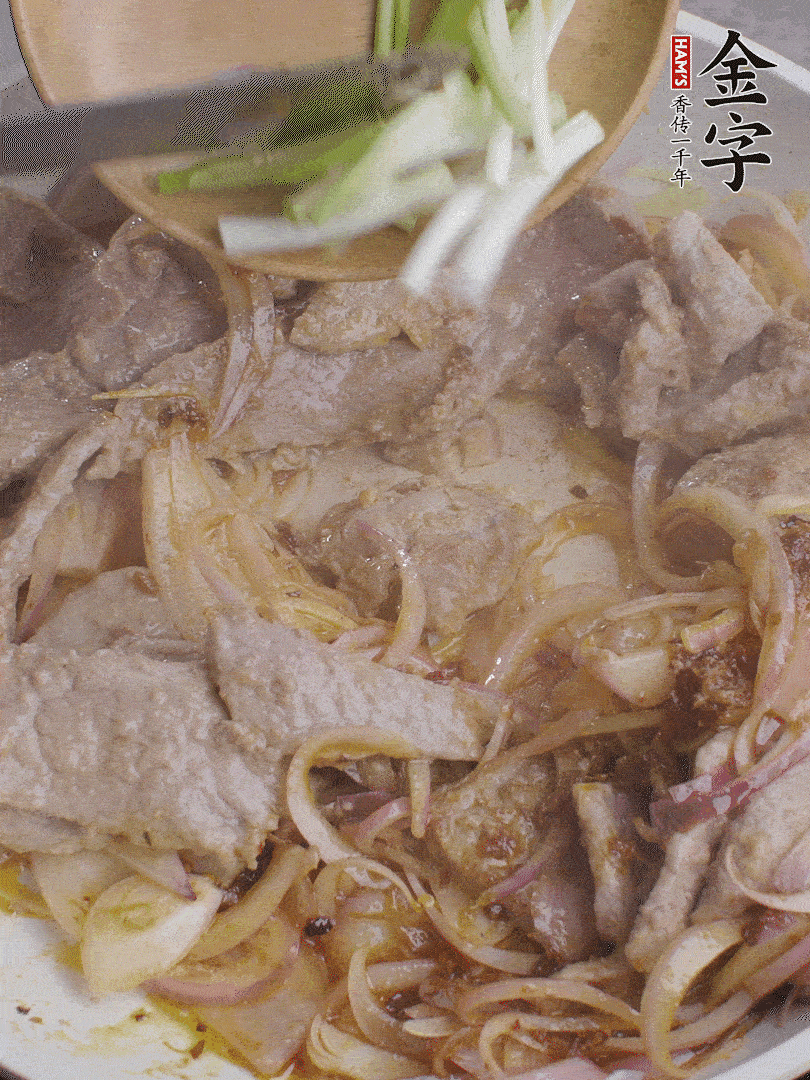 下牛肉、蔥段快炒。
