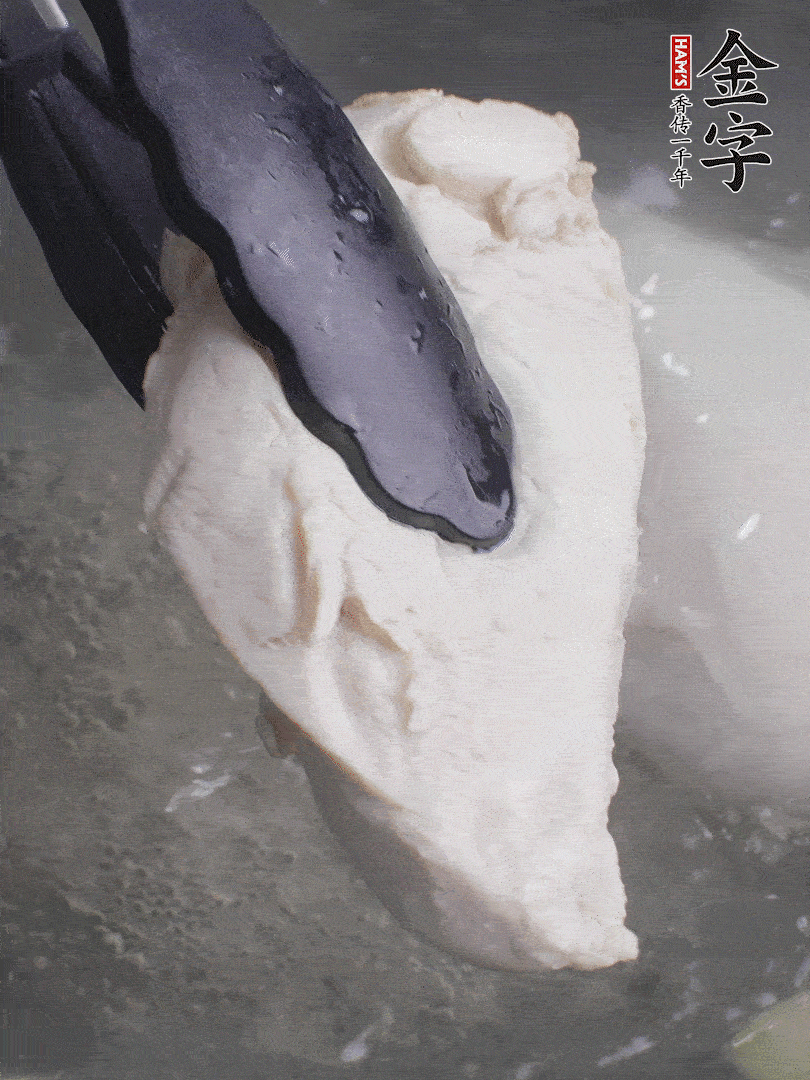 雞胸肉冷水下鍋，加姜片煮熟。過冰水撕成細(xì)絲。