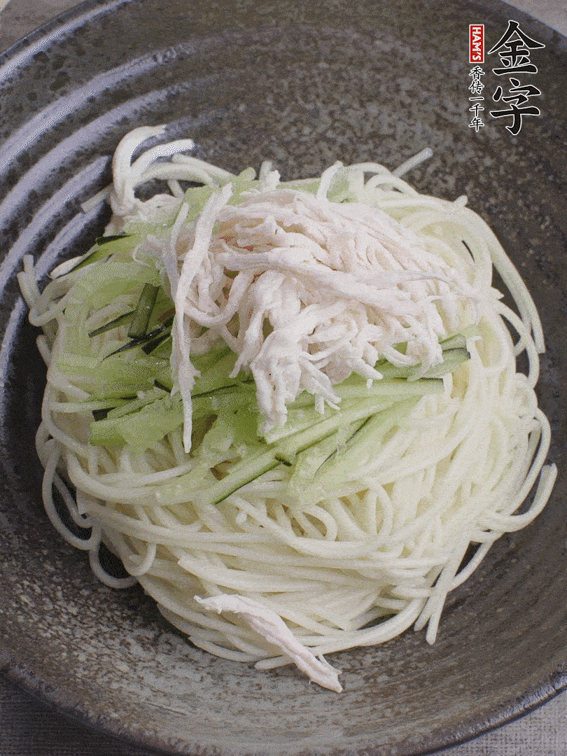 堿水面（熟）倒入大碗中，鋪上黃瓜絲、雞絲。