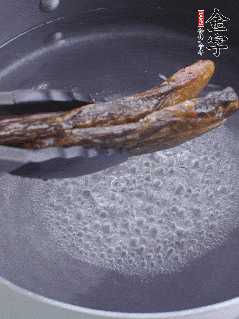 金字醬油肉水煮15分鐘，切薄片。