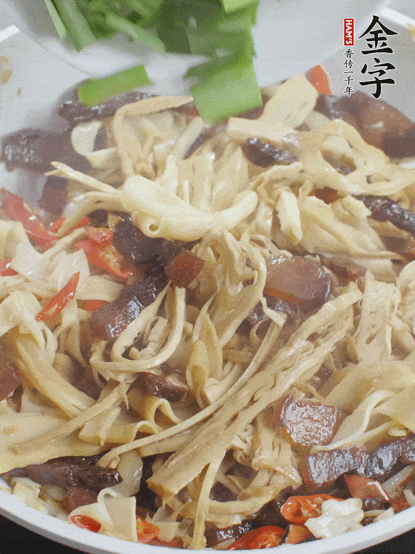 翻炒均勻，下蒜葉。