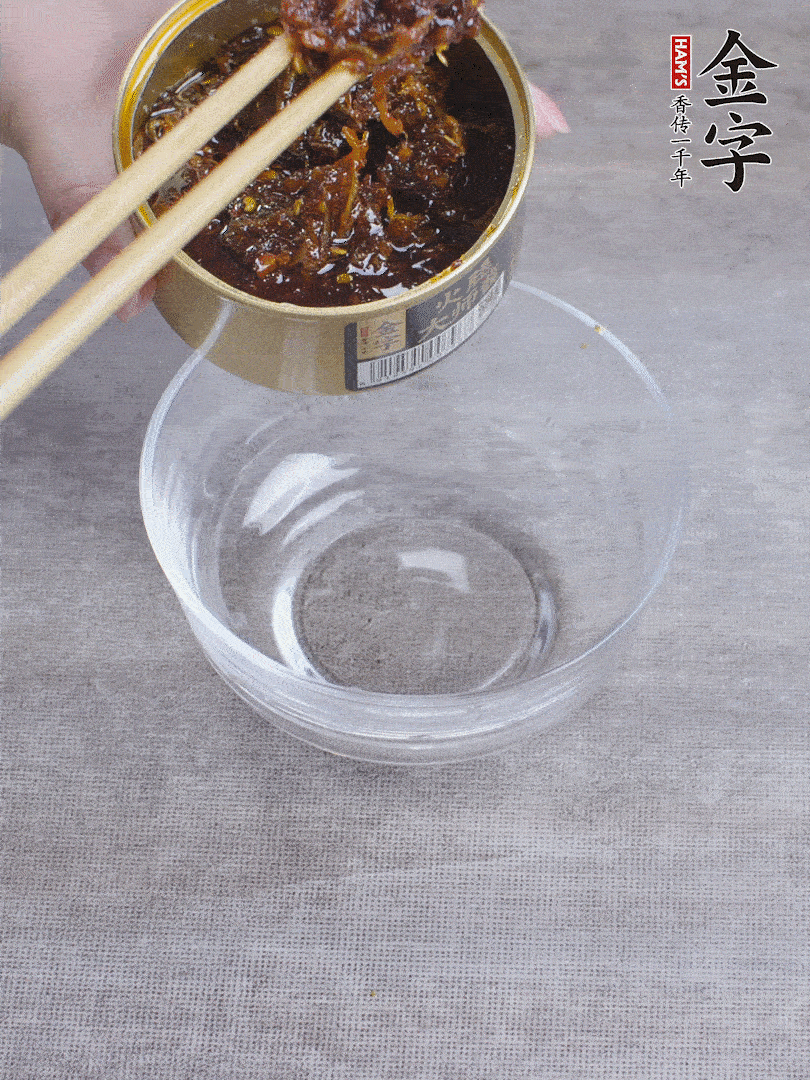 金字火腿大師醬2勺、醬油1勺、白砂糖1/2勺調(diào)勻。