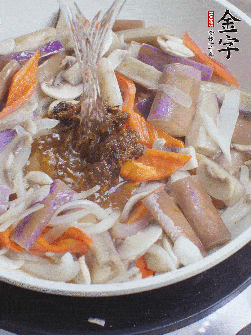 下茄子、口蘑，淋入料汁，加熱水份收干。