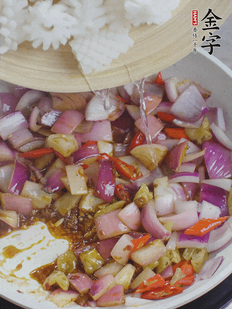 下魷魚花，2勺料酒炒勻。