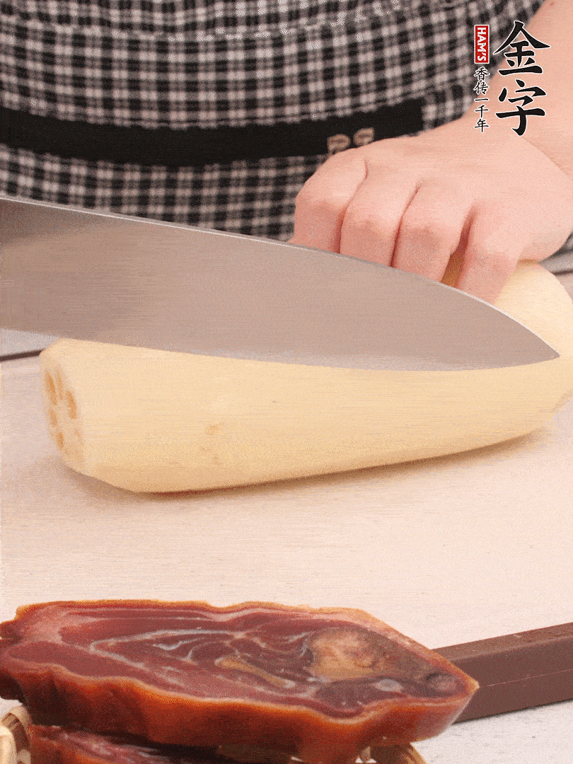 蓮藕削皮切塊。