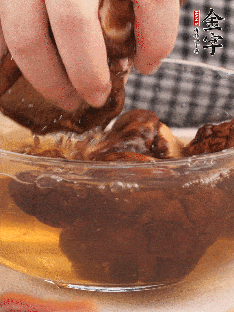 干香菇溫水泡發(fā)，去蒂洗凈切十字。