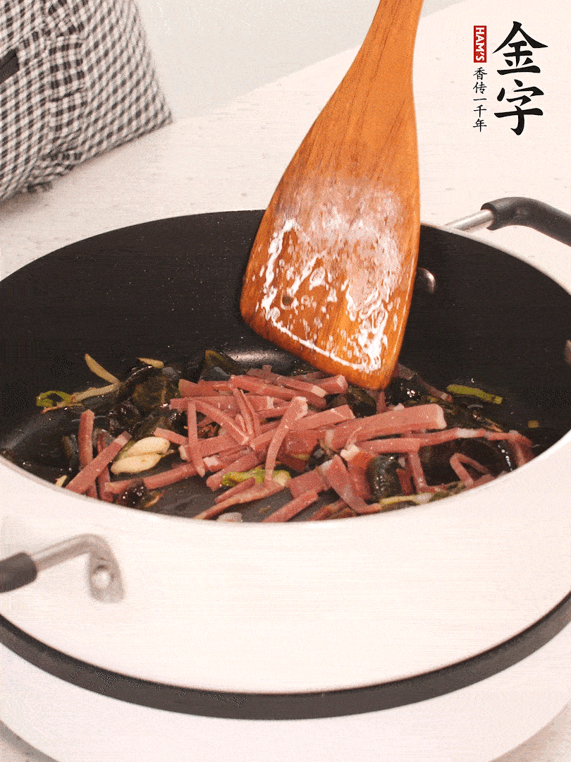 加入火腿煸炒一會，倒入開水燉煮15分鐘。