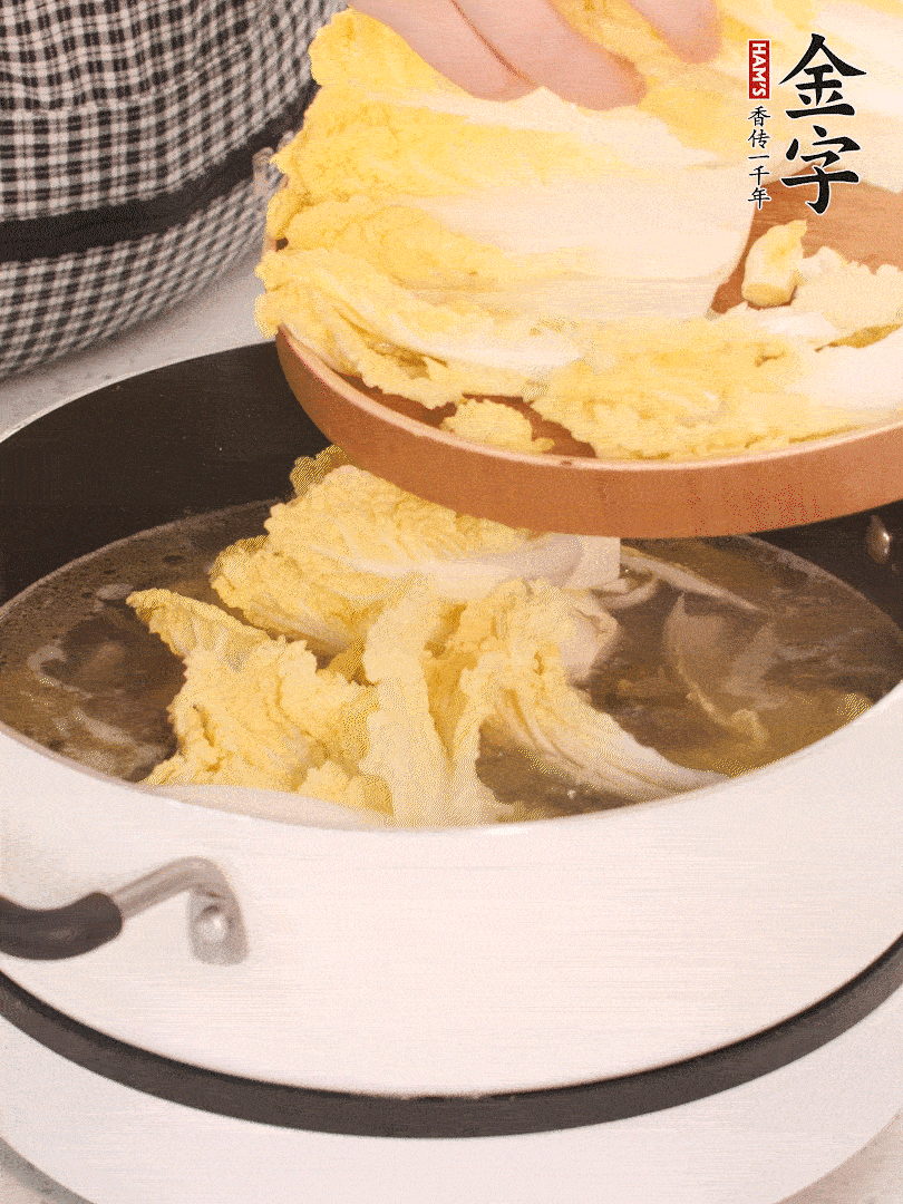 放入娃娃菜、金針菇再燉煮5分鐘。