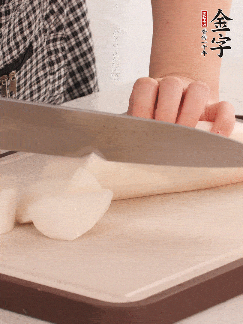 蘿卜切塊，火腿切片。