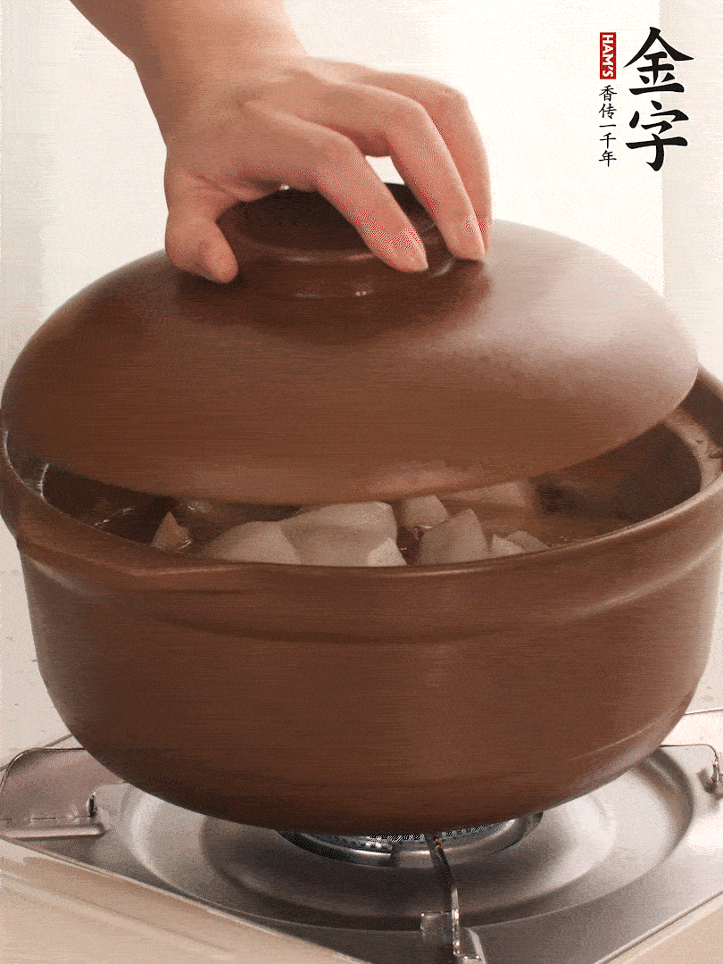 倒沒過食材的熱水，大火燒開。蓋上蓋子轉(zhuǎn)中小火，燉15-20分鐘。等蘿卜煮到喜歡的軟爛度就可以關(guān)火。