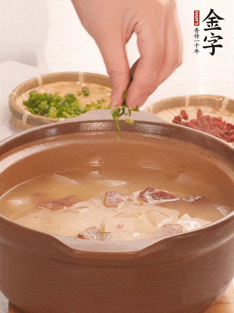 最后點綴點小蔥花、枸杞，增色提味。