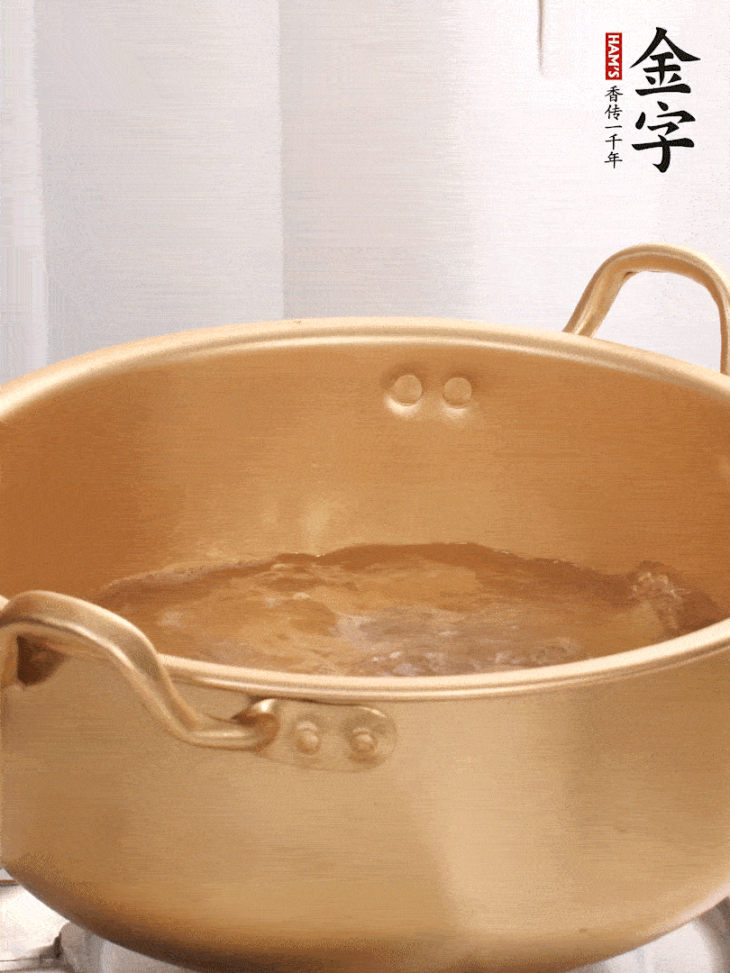 排骨加姜片、料酒，冷水下鍋焯水，撇去浮沫。