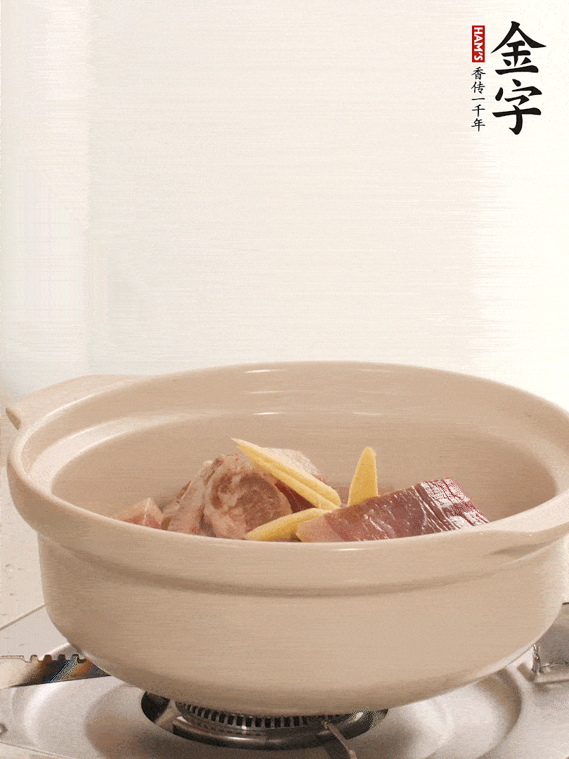 湯鍋放入排骨、火腿、姜，加適量水。煮開后轉(zhuǎn)小火燉40分鐘。