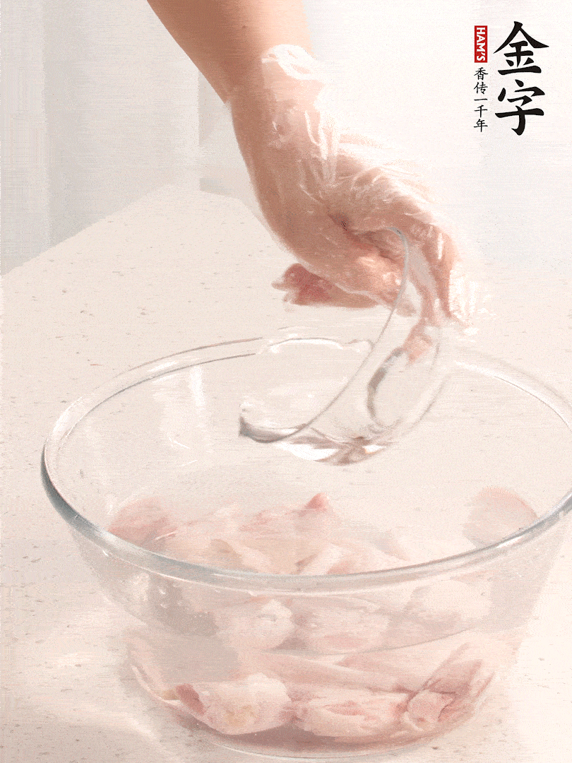 豬蹄除去雜毛、刮去油膩，斬成大塊，冷水浸泡半小時(shí)出血水，冷水下鍋，放入姜片、醋去腥，水燒開大約2分鐘，撈出。（白醋能夠讓豬蹄更白凈）