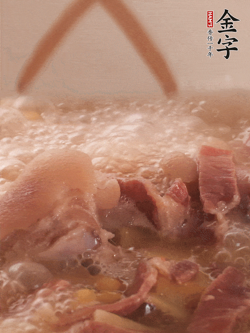 大火將水煮開后，蓋上鍋蓋，轉(zhuǎn)小火慢燉1個(gè)半小時(shí)。