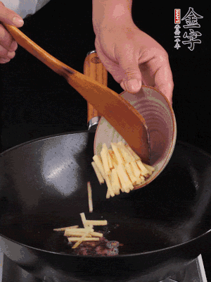 留少許余油，下姜絲、毛豆、火腿翻炒。