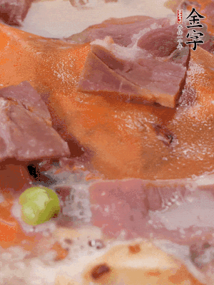 放適量料酒、清水煮到沸騰，再下蟹塊燜煮8分鐘。