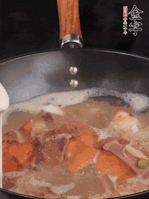 最后用面糊勾芡，燒至收汁，出鍋前撒點蔥段。